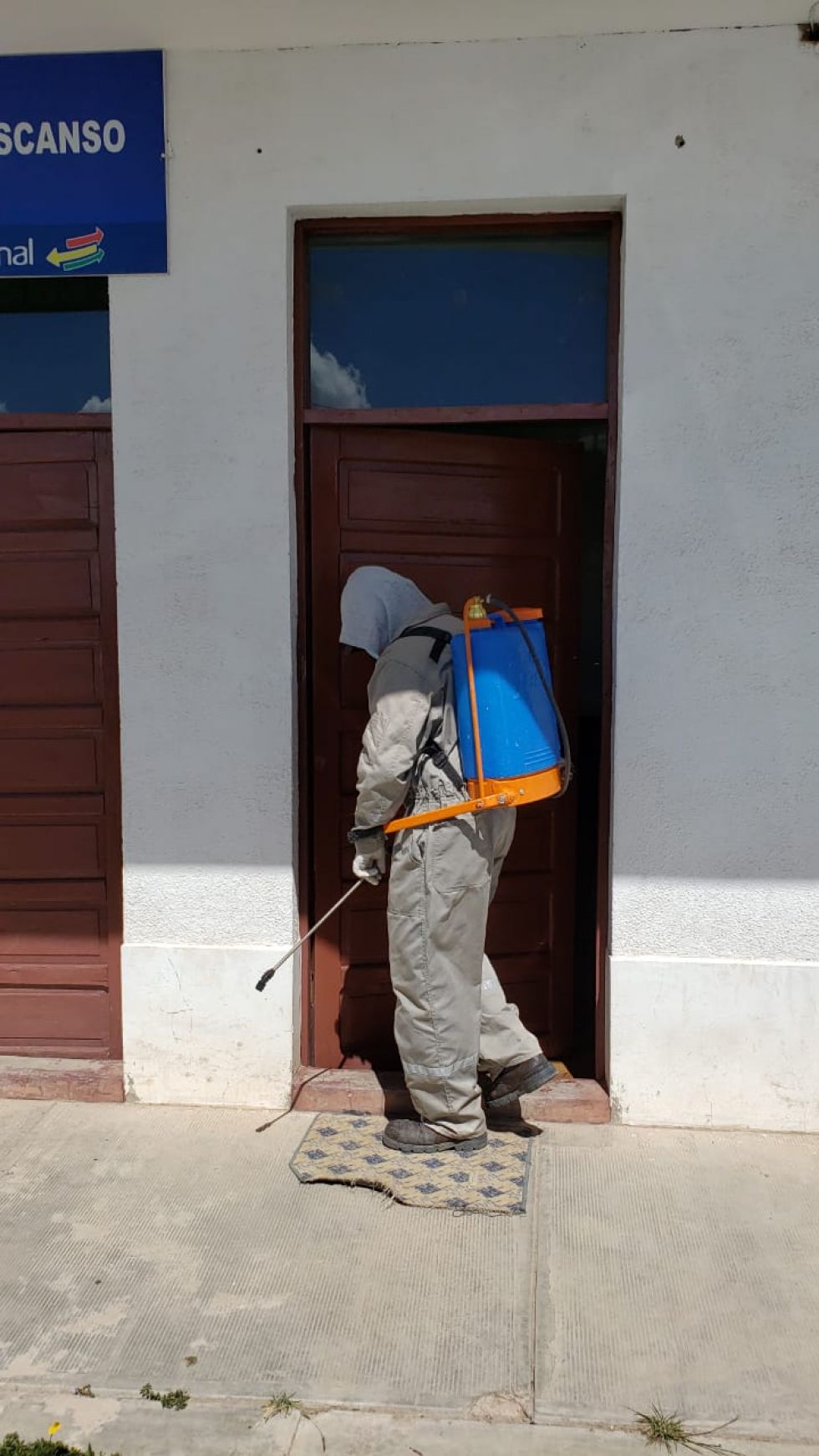 Desinfectaron desde camiones que llegaron de Chile, centros de salud, farmacias y otras oficinas. FOTO UNIDAD DE SALUD AMBIENTAL