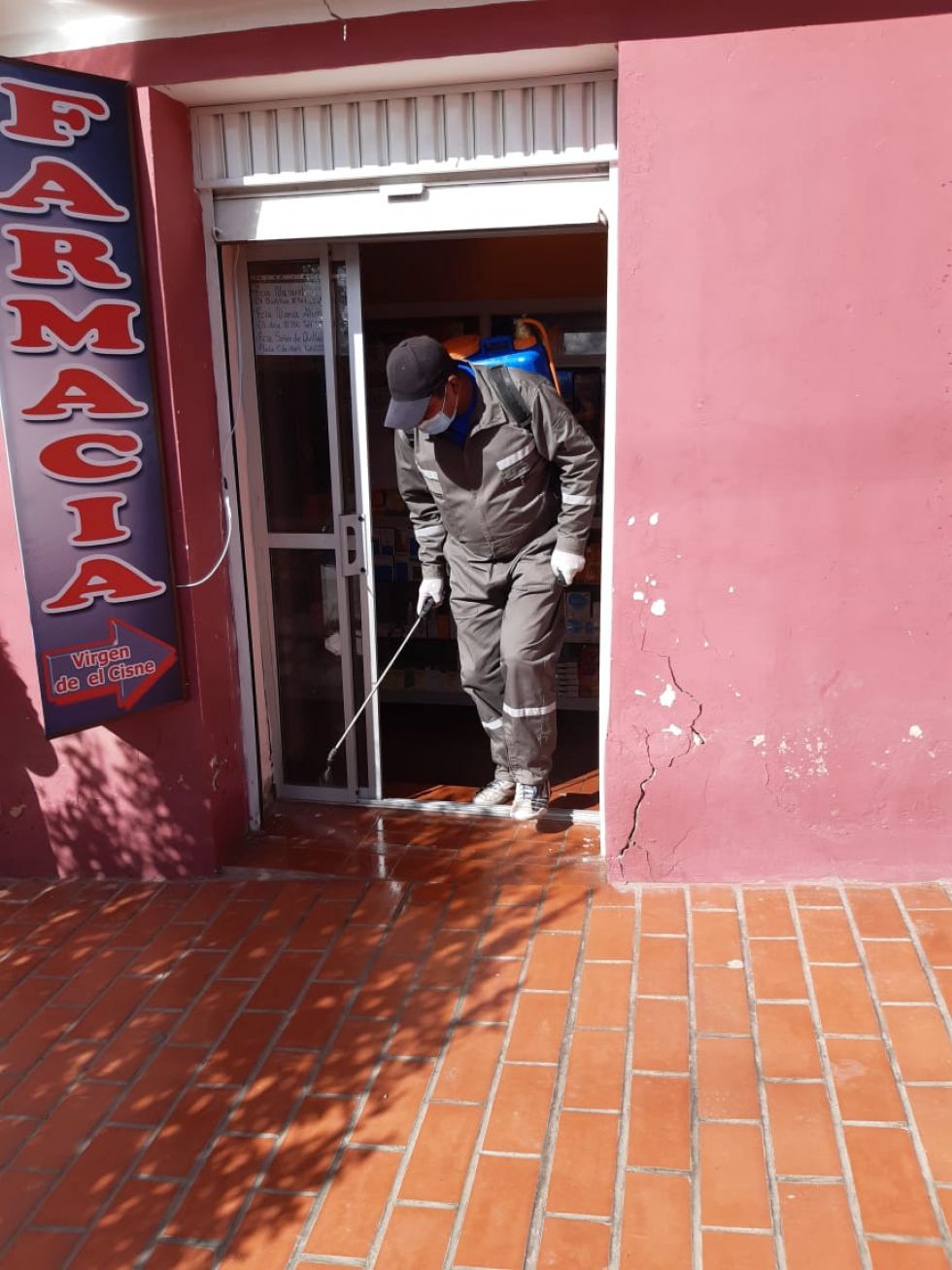 Desinfectaron desde camiones que llegaron de Chile, centros de salud, farmacias y otras oficinas. FOTO UNIDAD DE SALUD AMBIENTAL