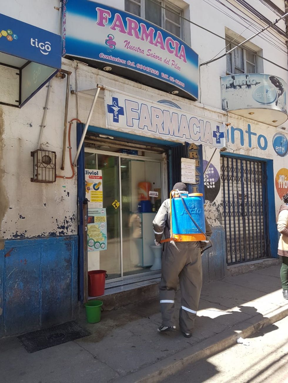 Desinfectaron desde camiones que llegaron de Chile, centros de salud, farmacias y otras oficinas. FOTO UNIDAD DE SALUD AMBIENTAL