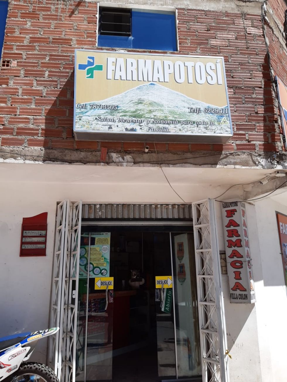Desinfectaron desde camiones que llegaron de Chile, centros de salud, farmacias y otras oficinas. FOTO UNIDAD DE SALUD AMBIENTAL