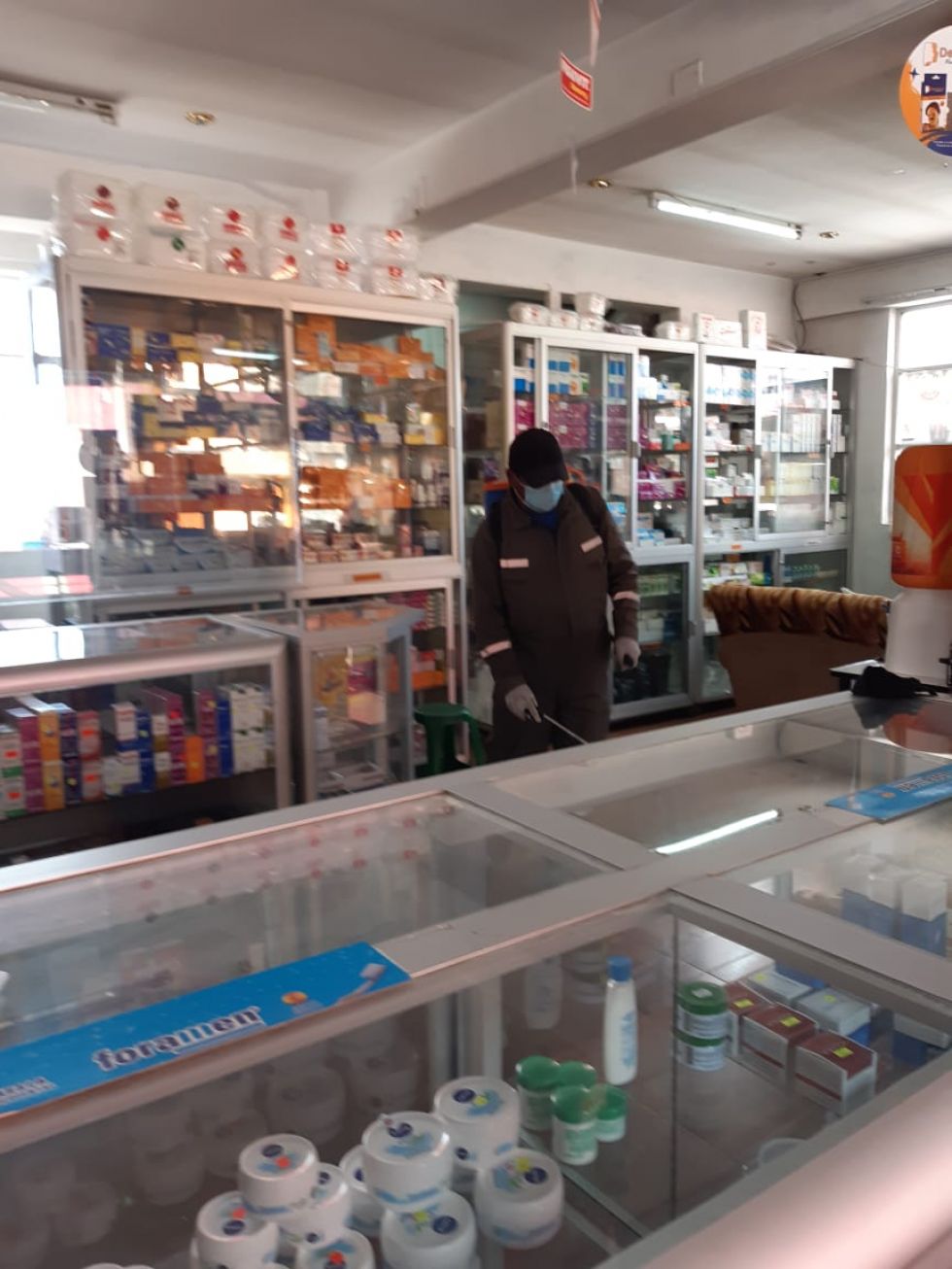 Desinfectaron desde camiones que llegaron de Chile, centros de salud, farmacias y otras oficinas. FOTO UNIDAD DE SALUD AMBIENTAL