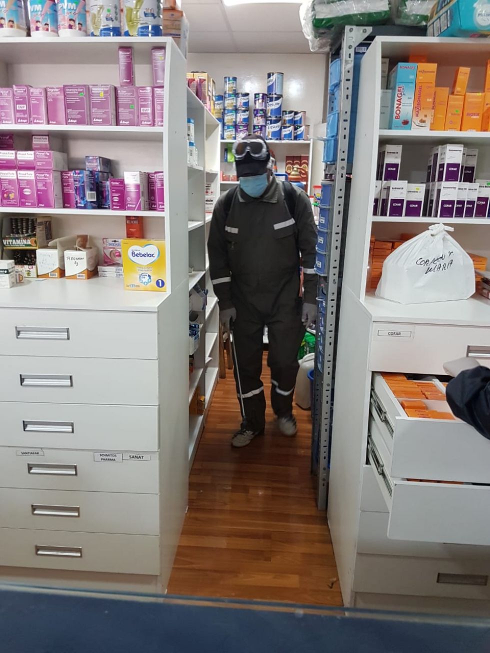 Desinfectaron desde camiones que llegaron de Chile, centros de salud, farmacias y otras oficinas. FOTO UNIDAD DE SALUD AMBIENTAL