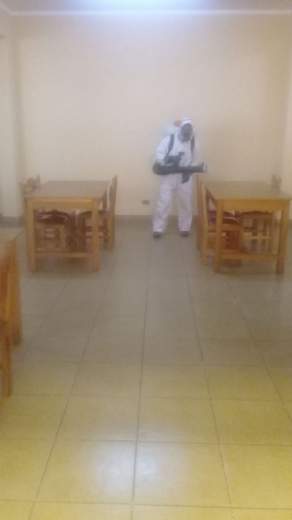 Con la desinfección y otras medidas sanitarias buscan cuidar la salud de los adultos mayores. FOTO: SEDEGES