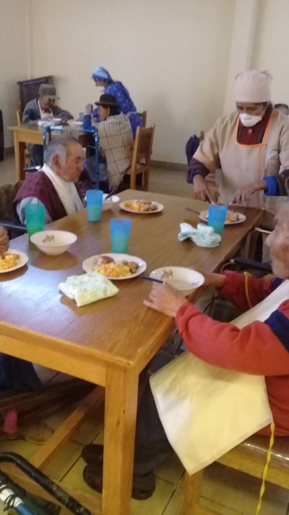 Con la desinfección y otras medidas sanitarias buscan cuidar la salud de los adultos mayores. FOTO: SEDEGES 