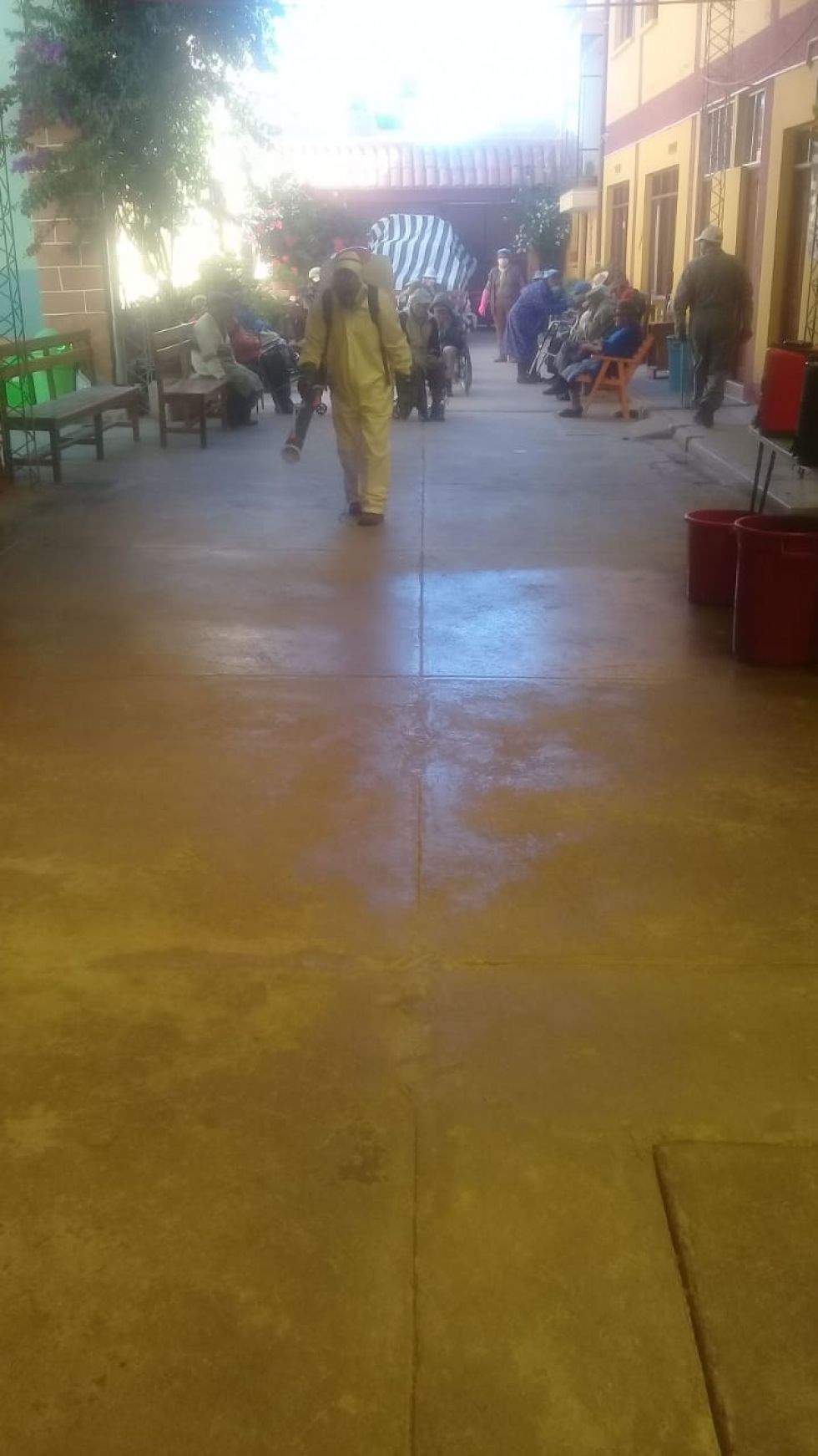 Con la desinfección y otras medidas sanitarias buscan cuidar la salud de los adultos mayores. FOTO: SEDEGES