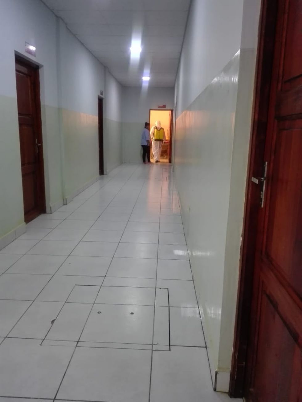Con la desinfección y otras medidas sanitarias buscan cuidar la salud de los adultos mayores. FOTO: SEDEGES
