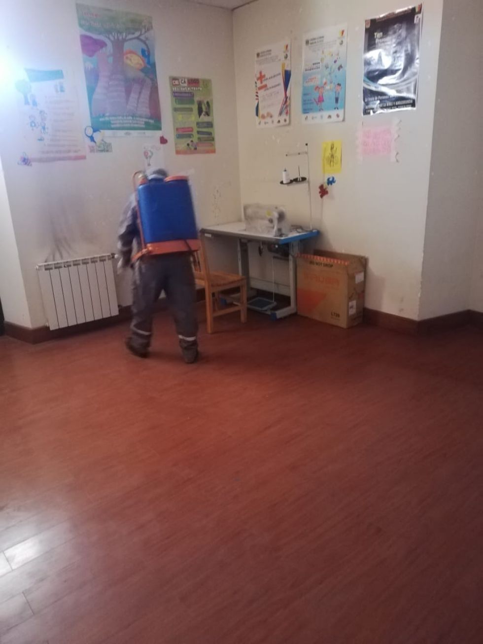 El personal visita diferentes lugares para la desinfección. FOTO: SEDES