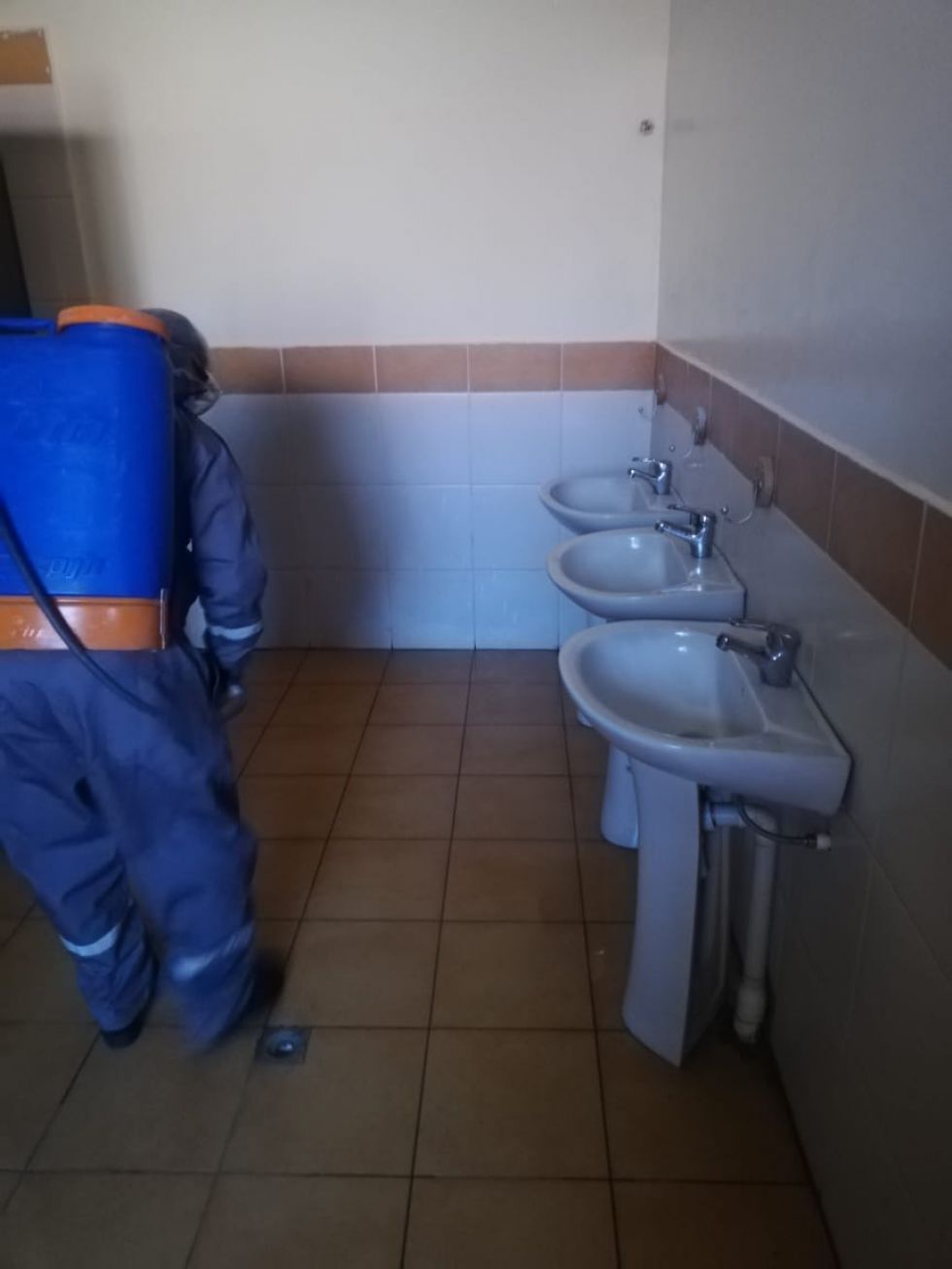 El personal visita diferentes lugares para la desinfección. FOTO: SEDES