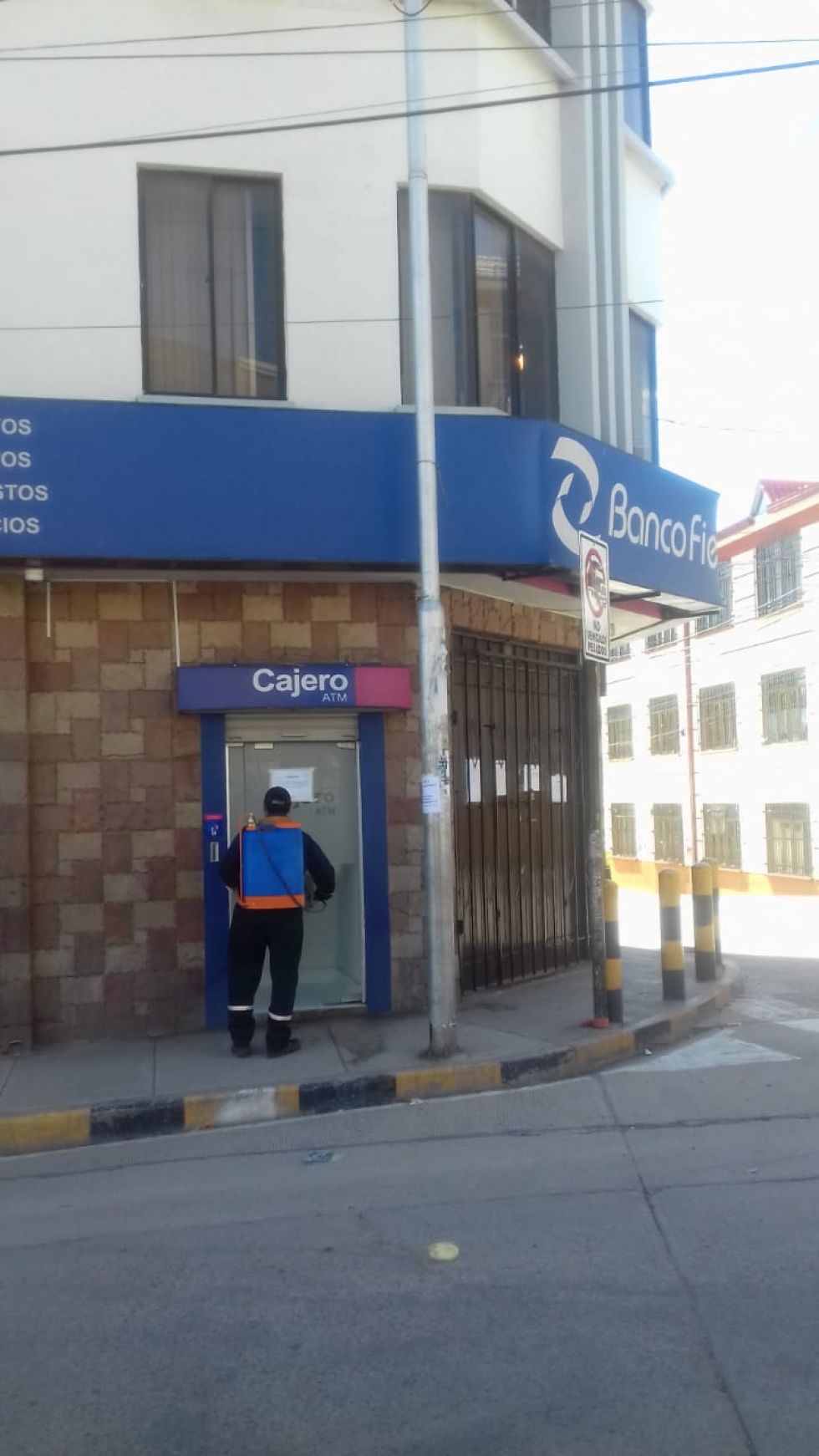 El personal visita diferentes lugares para la desinfección. FOTO: SEDES