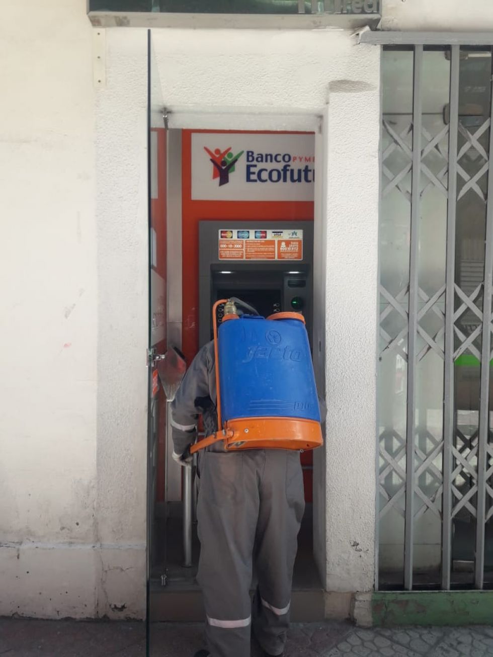 El personal visita diferentes lugares para la desinfección. FOTO: SEDES