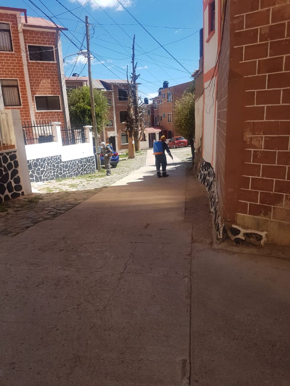 El personal visita diferentes lugares para la desinfección. FOTO: SEDES