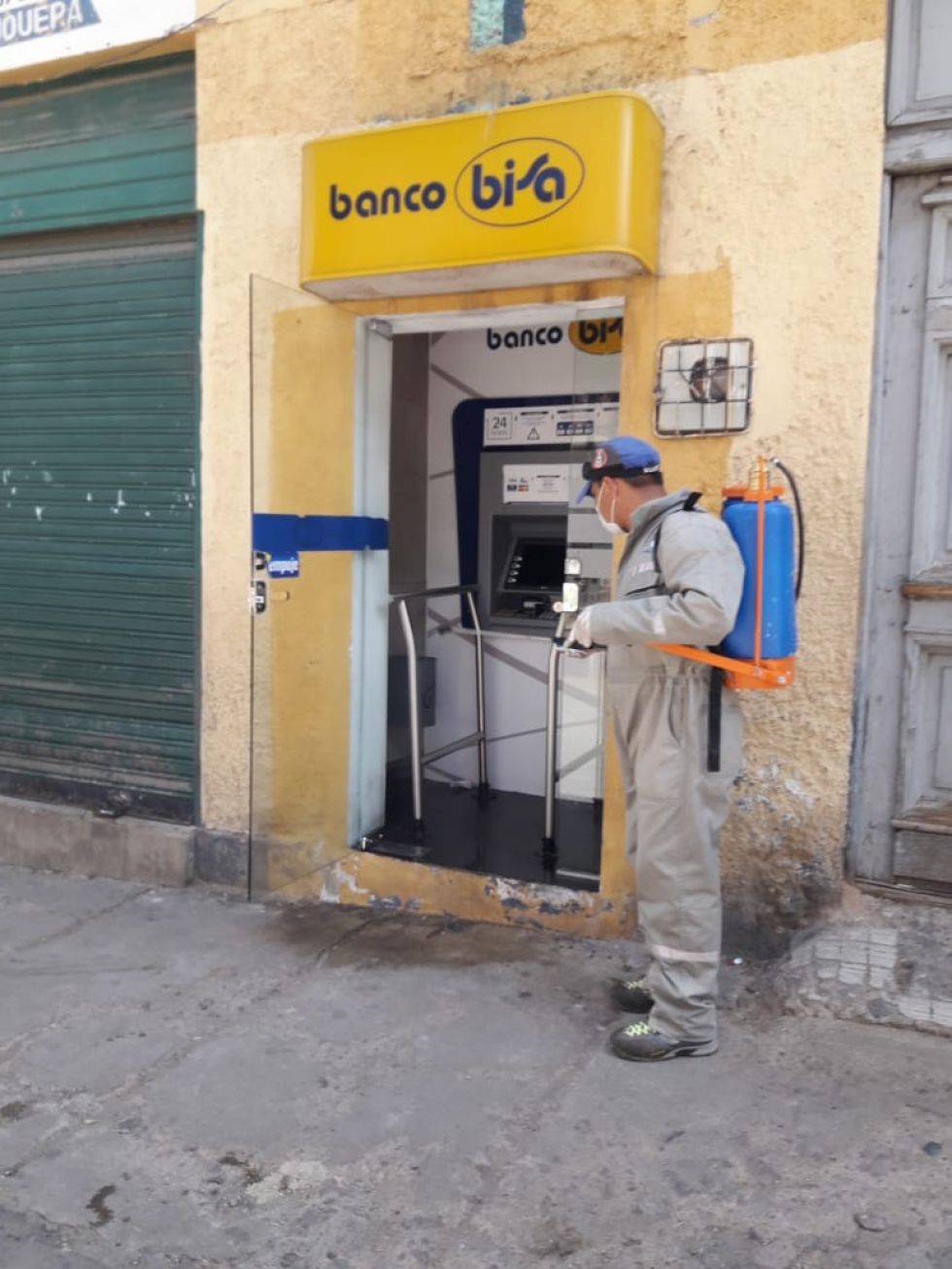El personal visita diferentes lugares para la desinfección. FOTO: SEDES