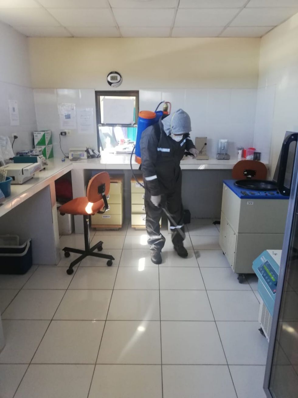 El personal visita diferentes lugares para la desinfección. FOTO: SEDES