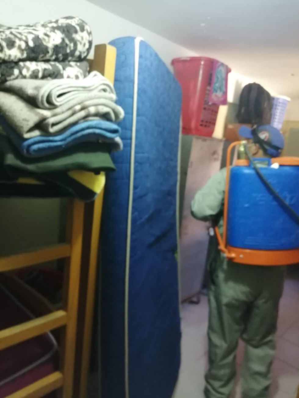 El personal visita diferentes lugares para la desinfección. FOTO: SEDES