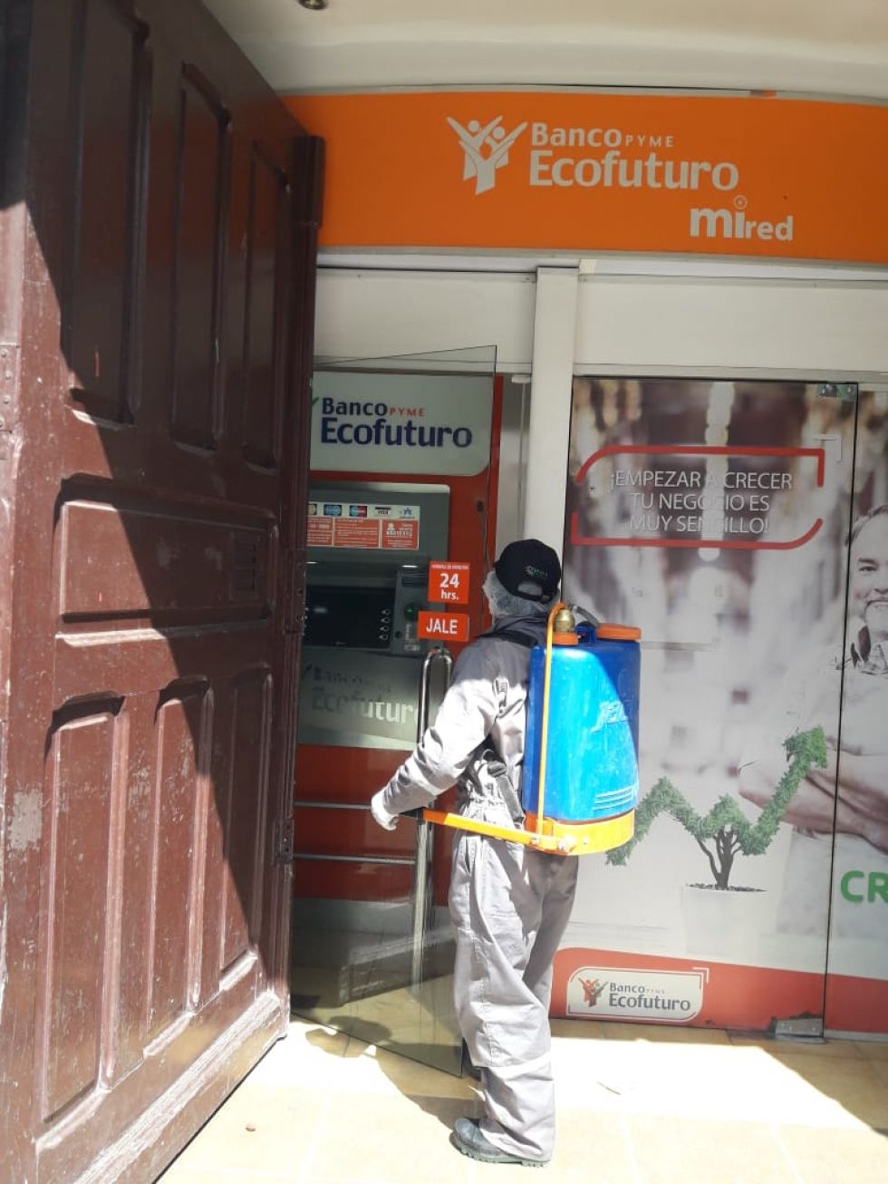 El personal visita diferentes lugares para la desinfección. FOTO: SEDES