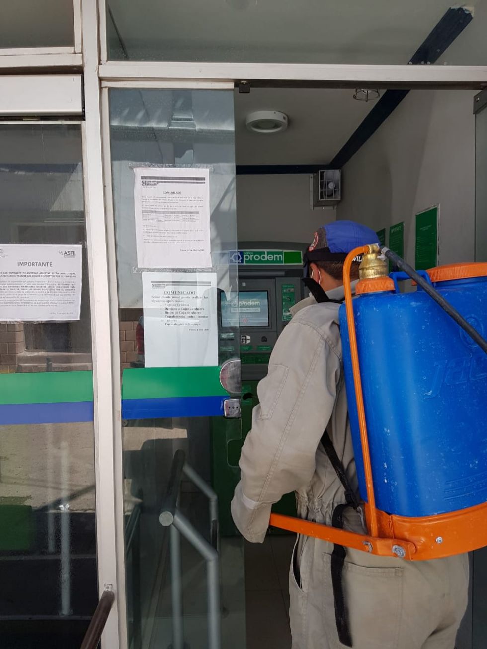 El personal visita diferentes lugares para la desinfección. FOTO: SEDES