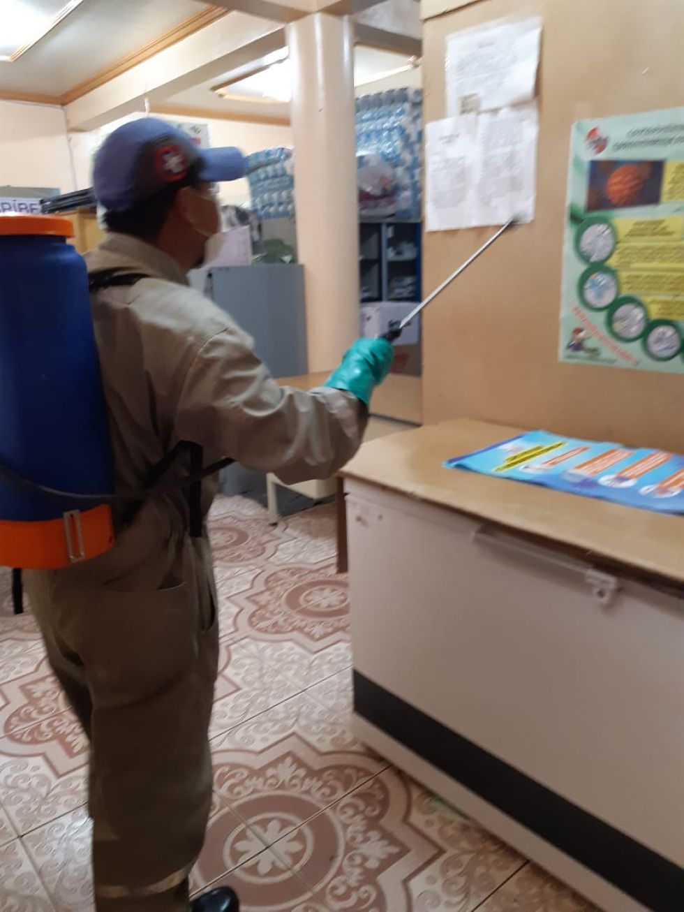 El personal realiza la desinfección de ambientes de instituciones sanitarias. FOTO SALUD AMBIENTAL SEDES
