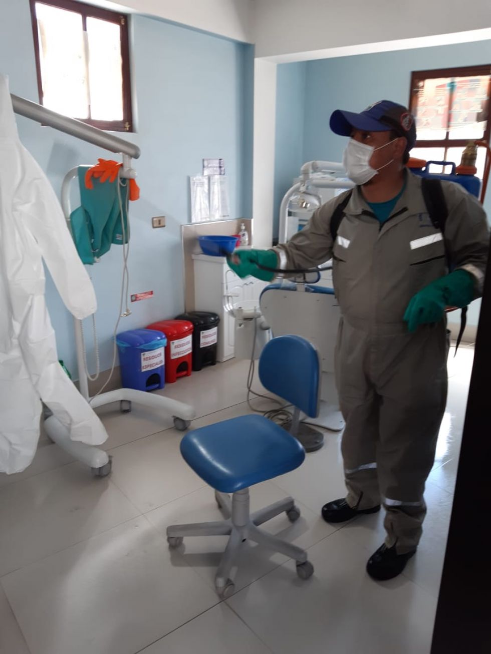 El personal realiza la desinfección de ambientes de instituciones sanitarias. FOTO SALUD AMBIENTAL SEDES