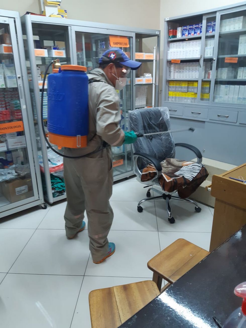 El personal realiza la desinfección de ambientes de instituciones sanitarias. FOTO SALUD AMBIENTAL SEDES