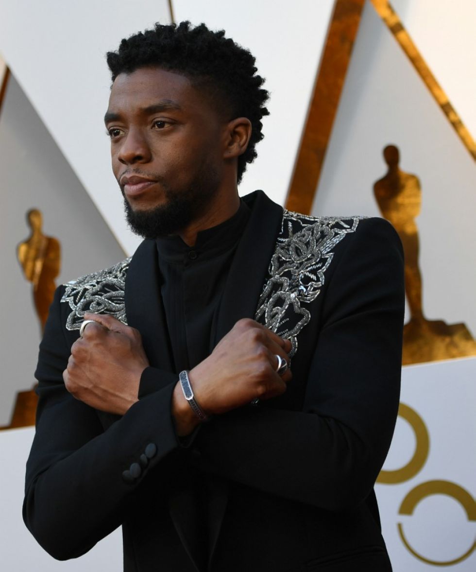 Boseman con la pose de "Wakanda forever" a su llegada a la ceremonia de los Oscars en 2018