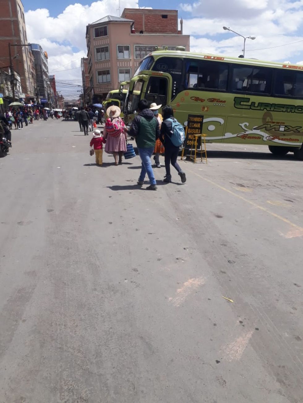 No se respeta el distanciamiento entre personas.