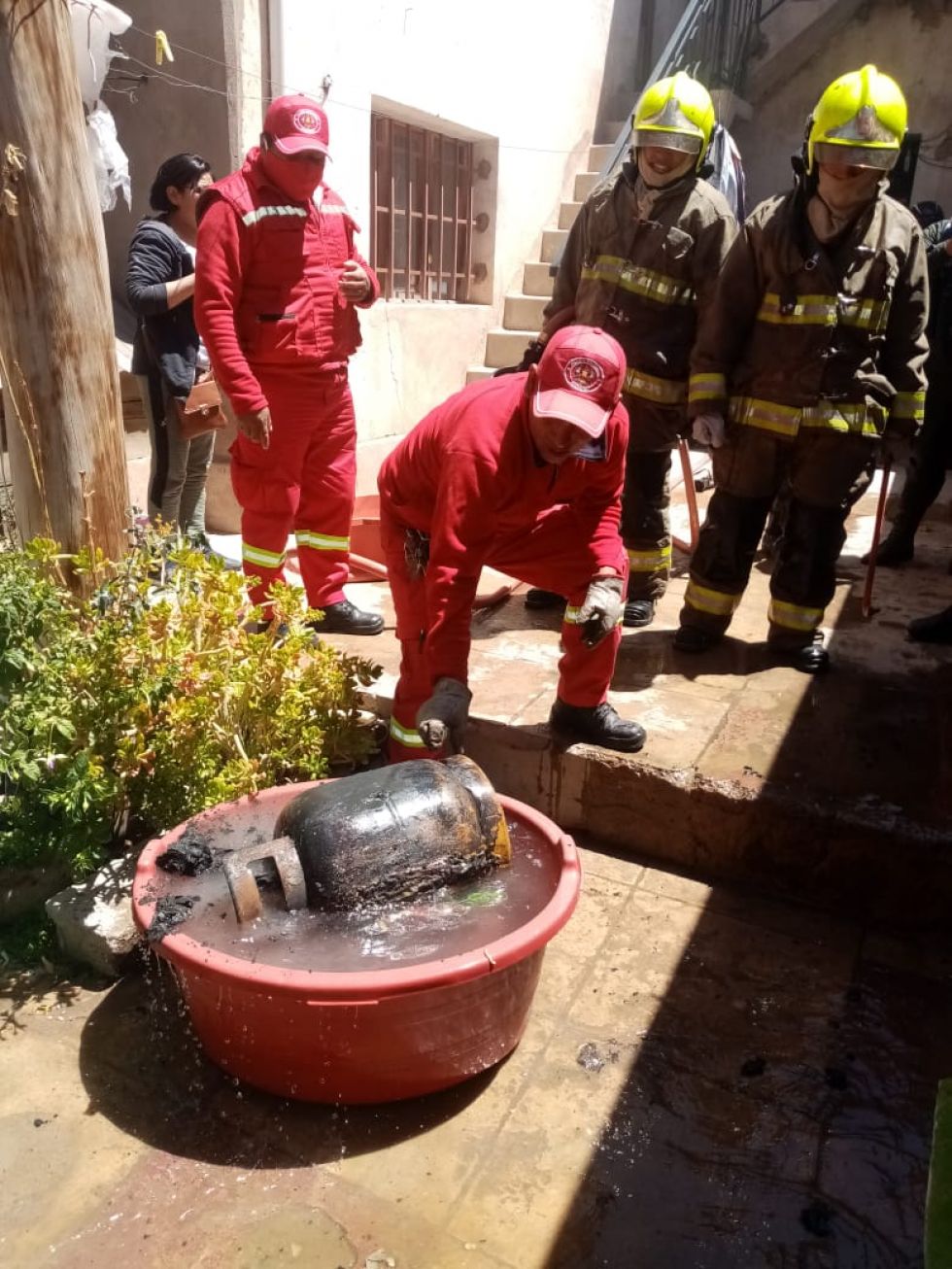 El encendido de una vela causó un accidente que dejó daños considerables en un inmueble