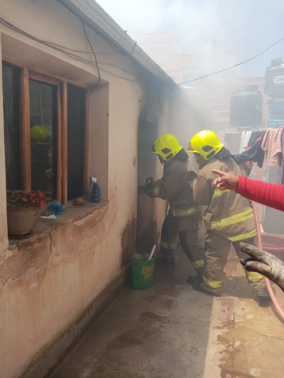 El encendido de una vela causó un accidente que dejó daños considerables en un inmueble