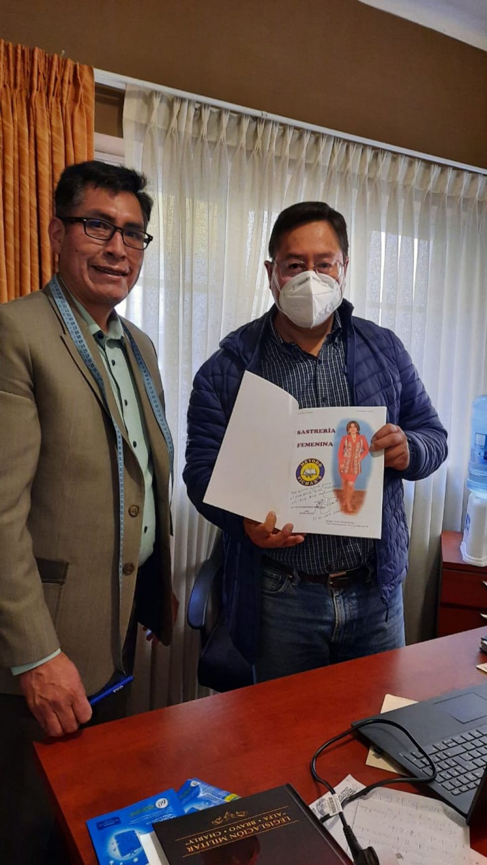El potosino entrego hoy el traje a las 6:00 en la casa de campaña del MAS