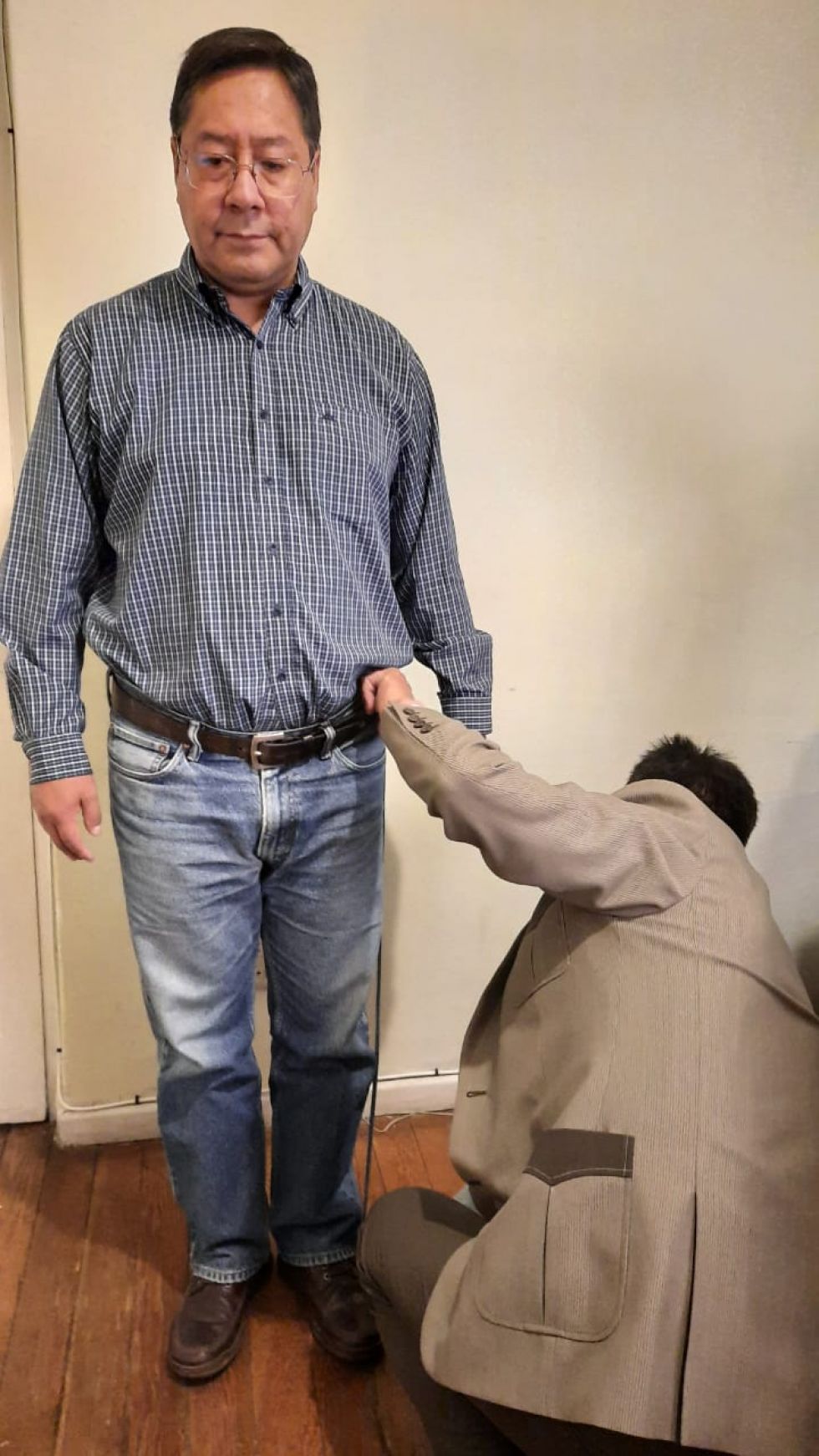 El potosino entrego hoy el traje a las 6:00 en la casa de campaña del MAS