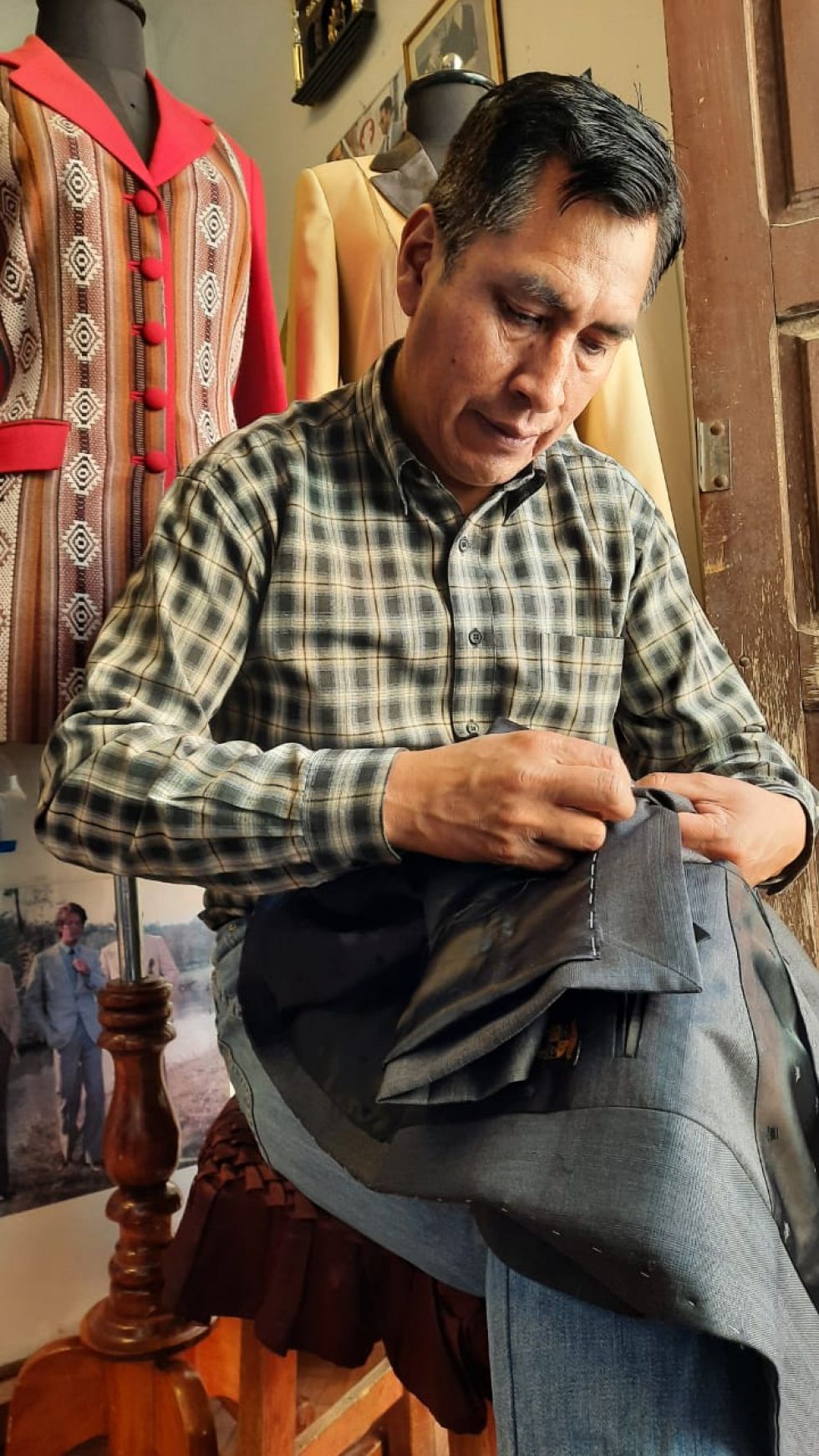 El potosino entrego hoy el traje a las 6:00 en la casa de campaña del MAS