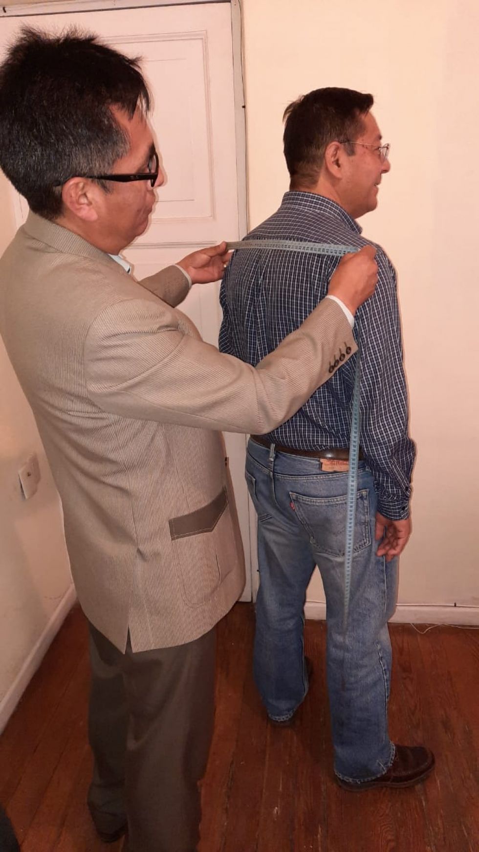 El potosino entrego hoy el traje a las 6:00 en la casa de campaña del MAS