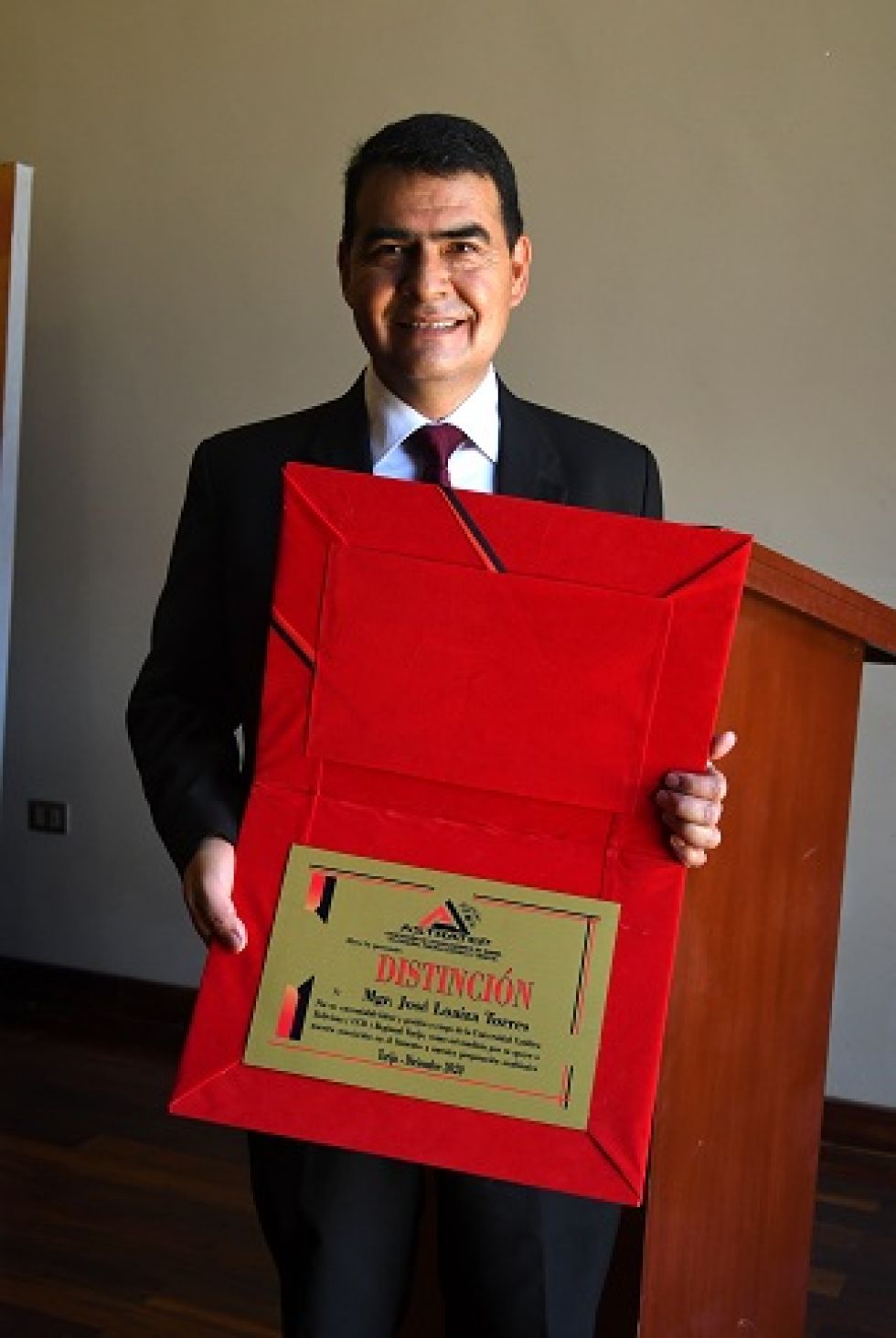  El rector indicó que la distinción es un reconocimiento a los resultados y los logros que ha obtenido la Universidad. FOTO UCB TARIJA