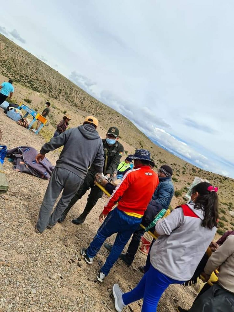 El camión quedó volcado. Los equipos de auxilio llegaron a la zona.