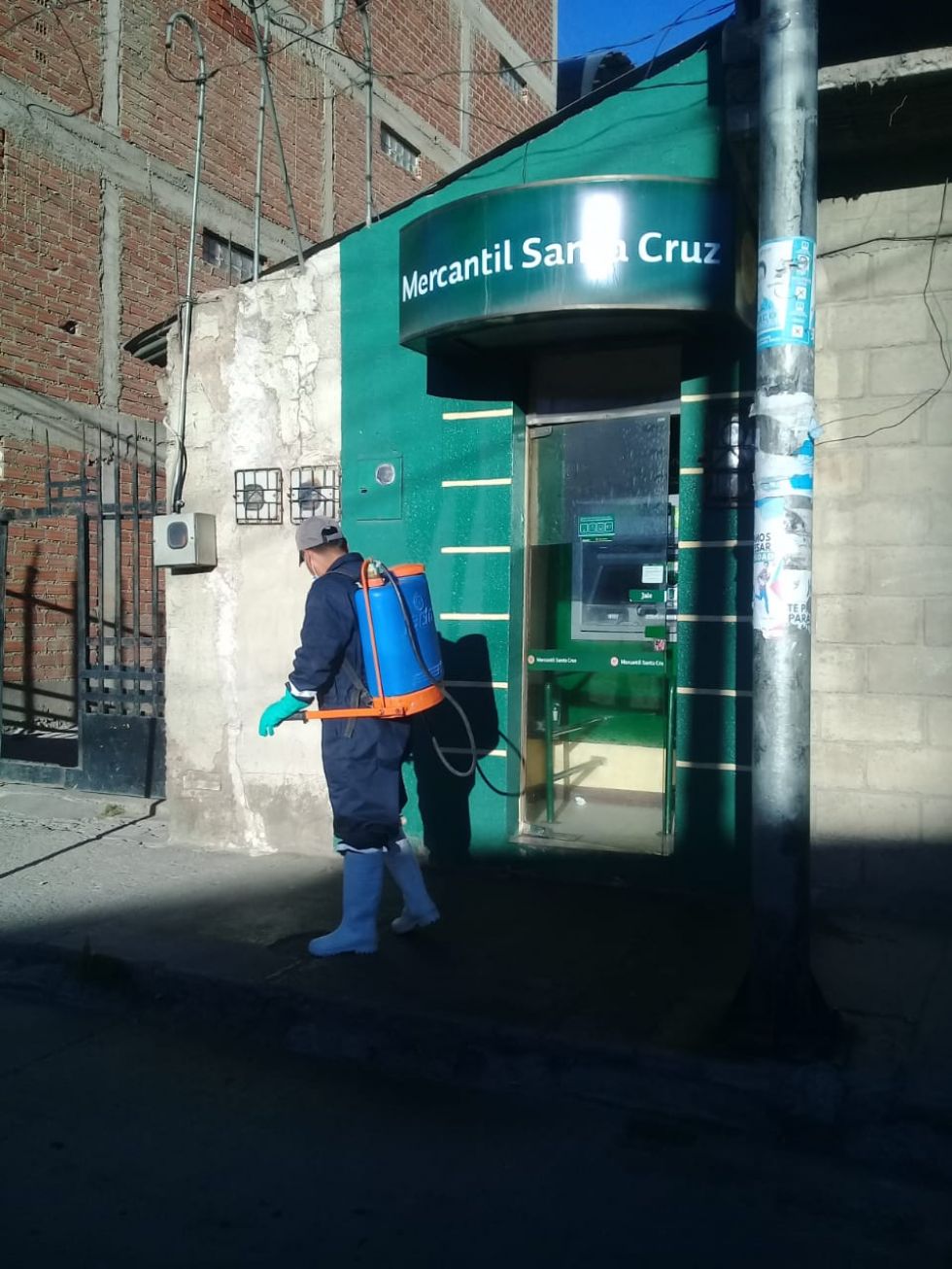 Desinfección en los cajeros de las entidades financieras.