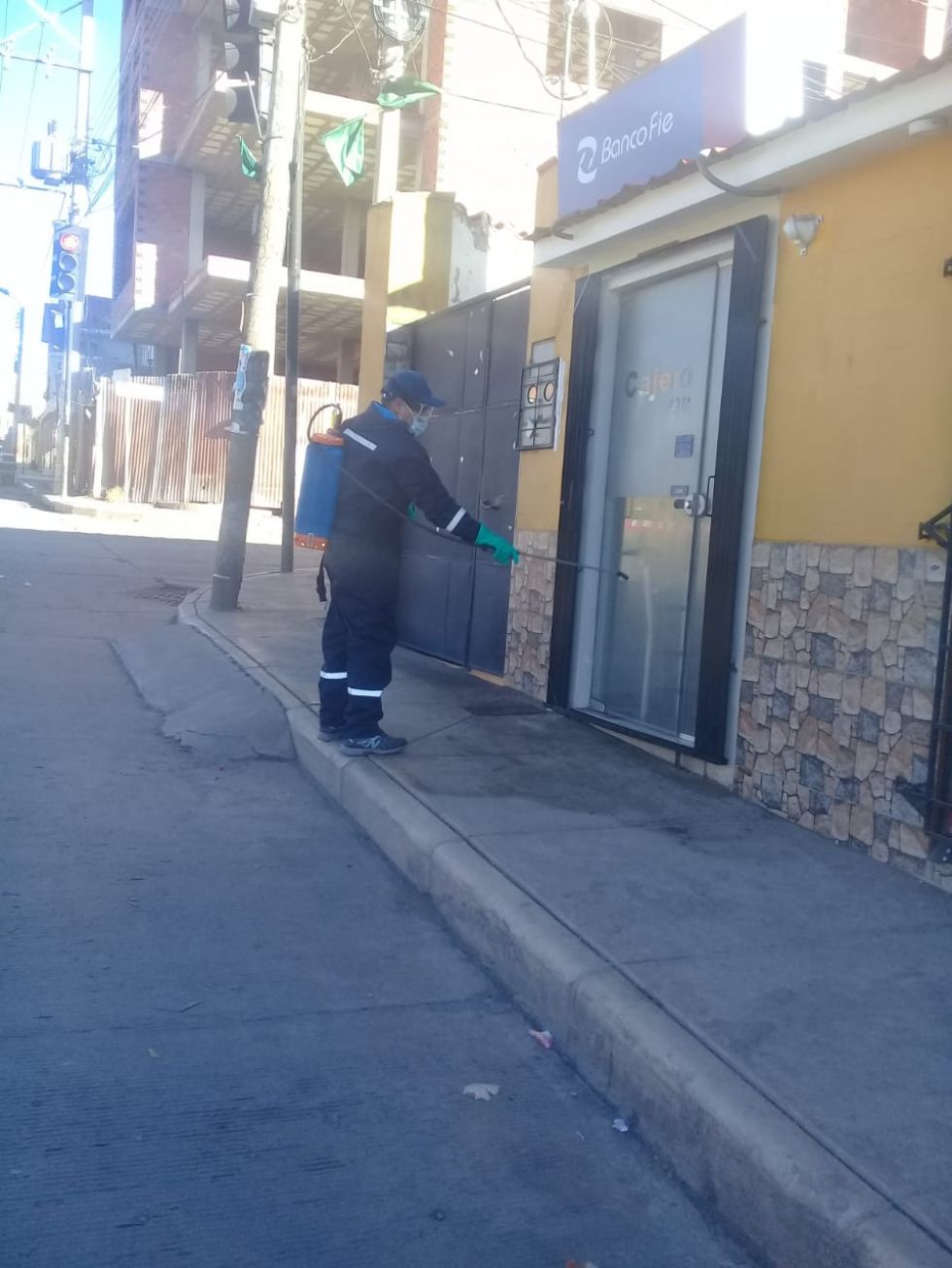 Desinfección en los cajeros de las entidades financieras.
