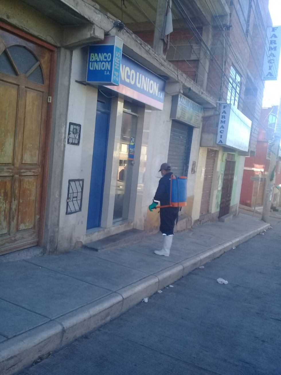 Desinfección en los cajeros de las entidades financieras.