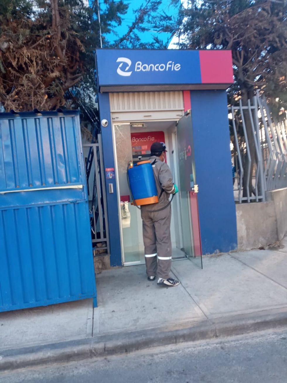 Desinfección en los cajeros de las entidades financieras.