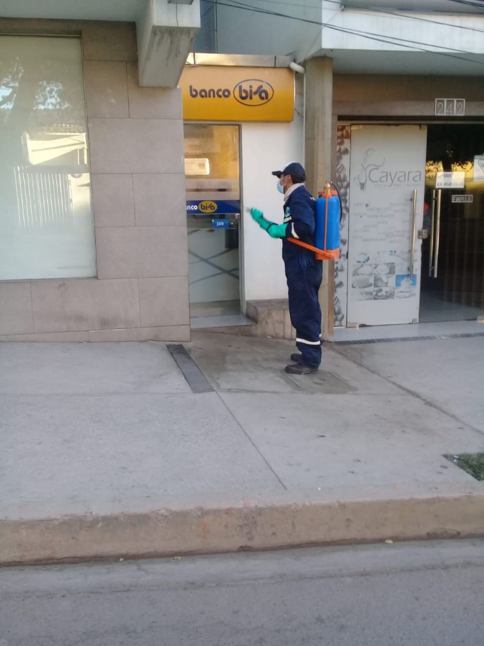 Desinfección en los cajeros de las entidades financieras.
