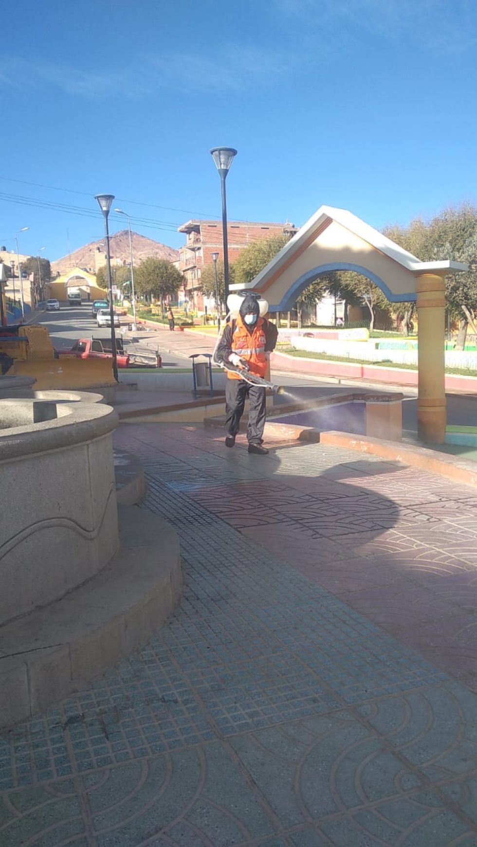 desinfectan los barrios en la jornada de restricción, aprovechando que no hay circulación vehicular  o peatonal
