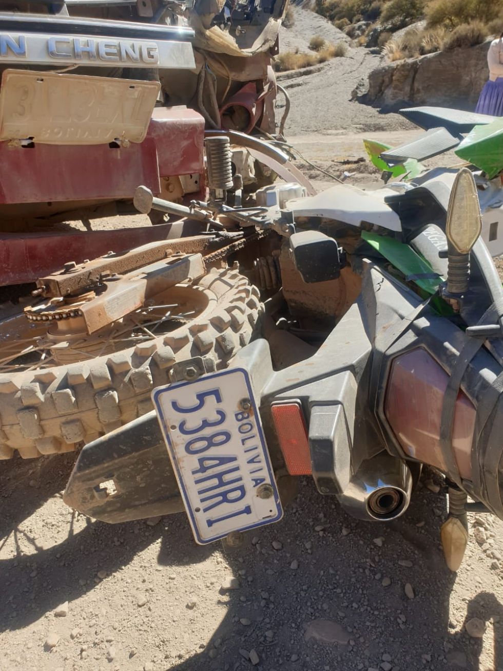 Las personas heridas de la motocicleta, de 36 y 38 años de edad, salieron positivo a covid-19