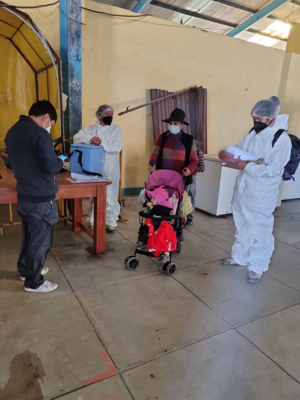 Para desarrollar esta labor, los estudiantes fueron adicionalmente capacitados para participar de la vacunación casa por casa. 