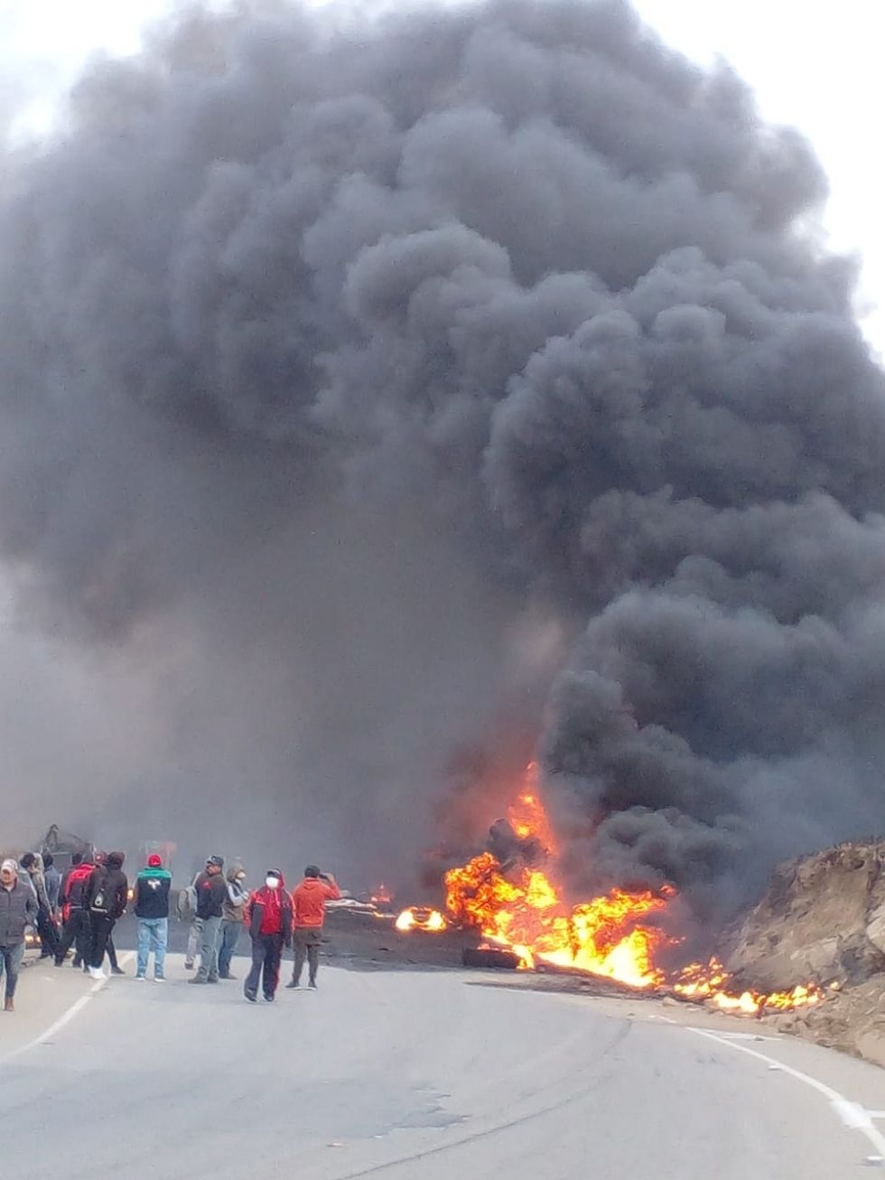 Una columna de humo gigante ascendió en el lugar del accidente.