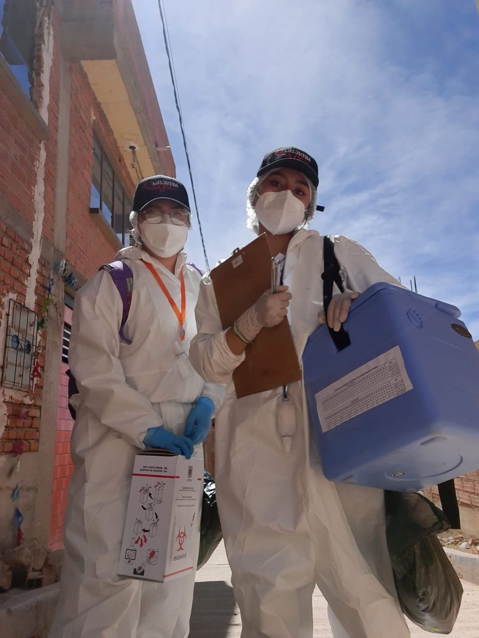 La vacunación se desarrolló en diferentes zonas. FOTOS: VÍCTOR HINOJOSA - FACULTAD DE MEDICINA UATF