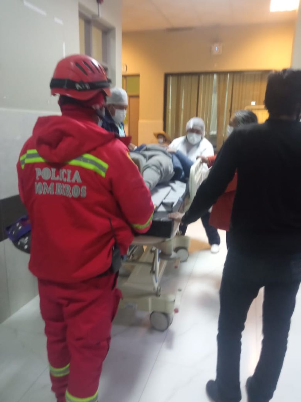 Personal de la Unidad de Bomberos auxiliaron a dos trabajadores mineros del yacimiento Tres Amigos.