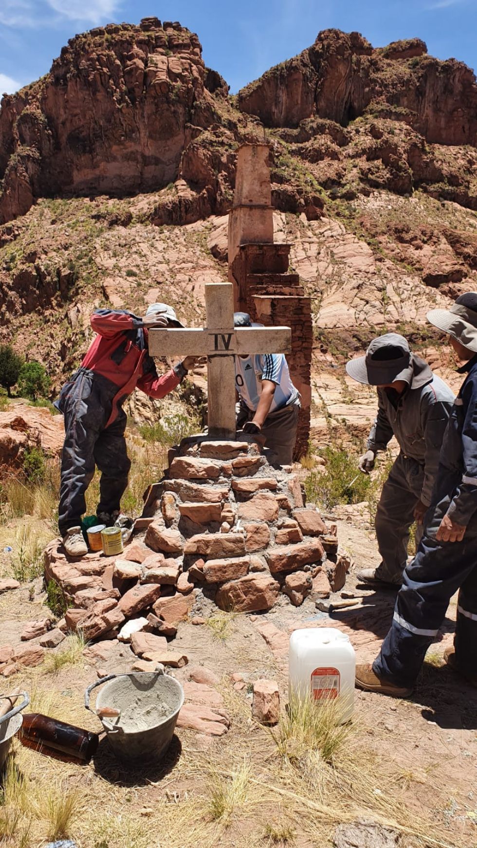 El encargado de tallar las cruces fue Paulino Méndez, quien también talló el cristo de piedra.