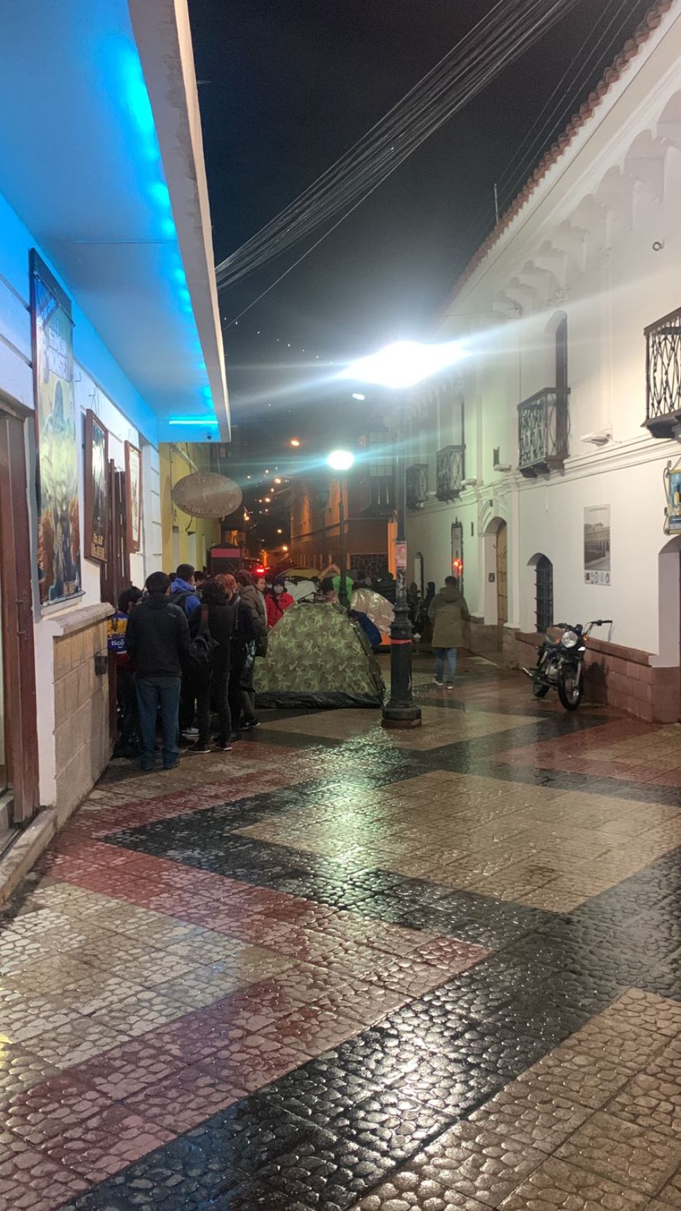 Hubo armado de carpas desde el domingo por la noche
