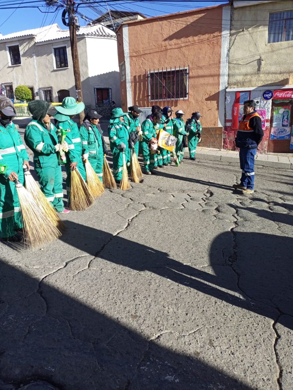 A lo largo del recorrido, principalmente mistura era arrojada en las imágenes que recorrieron el centro de la ciudad.