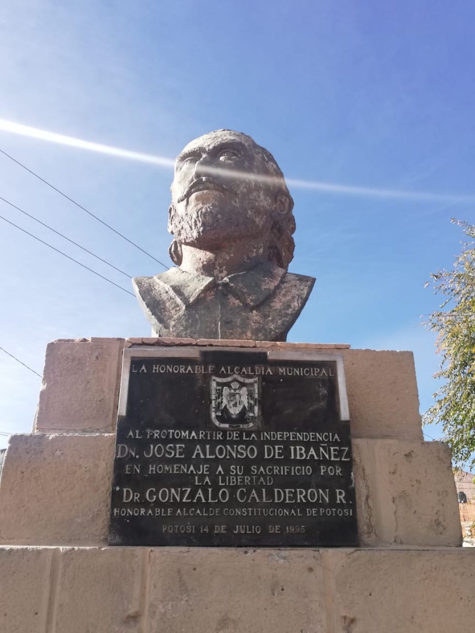 Busto en la plaza 15 de Mayo, mal llamada El Cabezón.