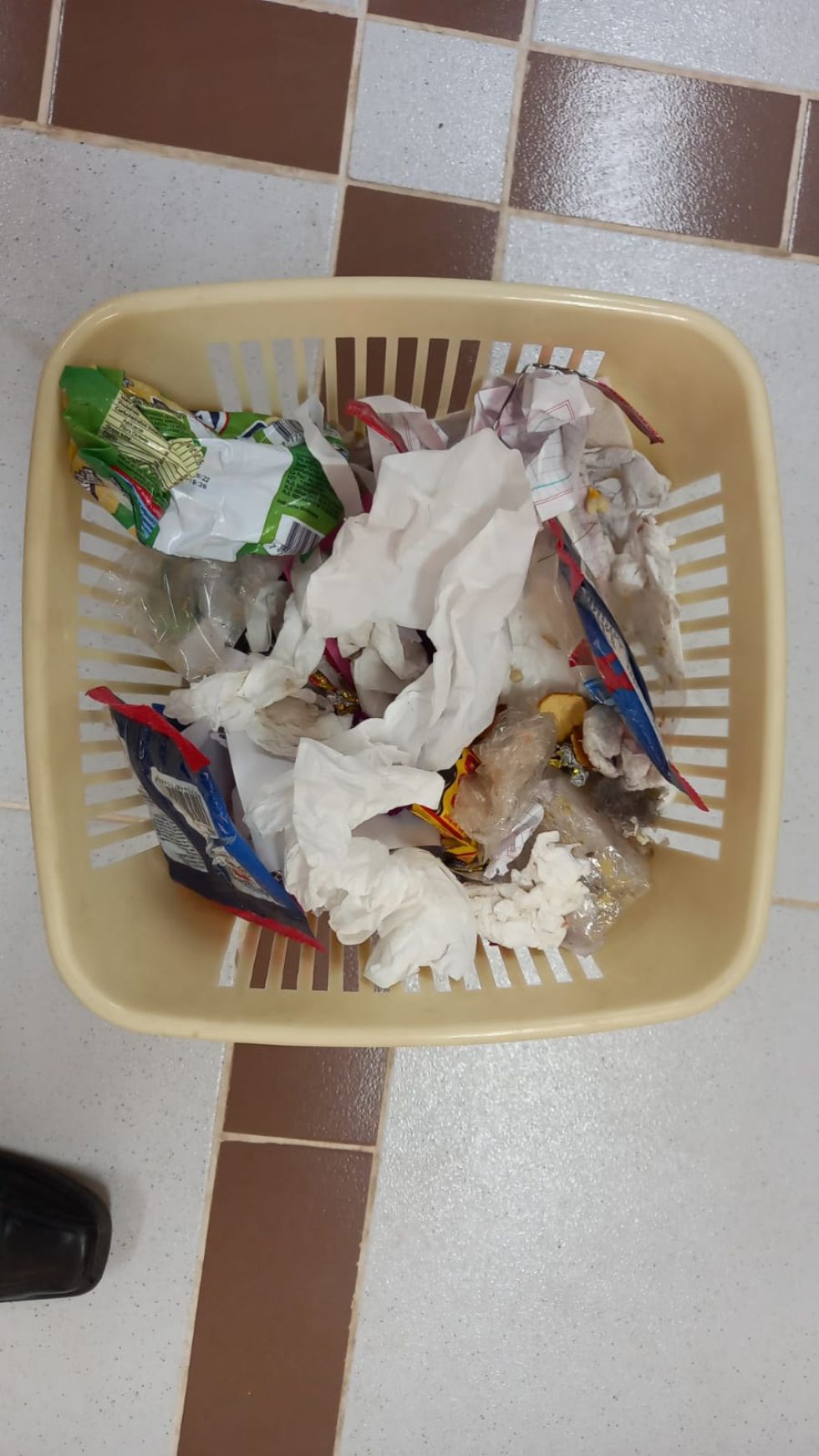 En la jornada de este lunes estaban en la escuela Divino Maestro para enseñar a los estudiantes, en cada curso, el proceso de selección de la basura 