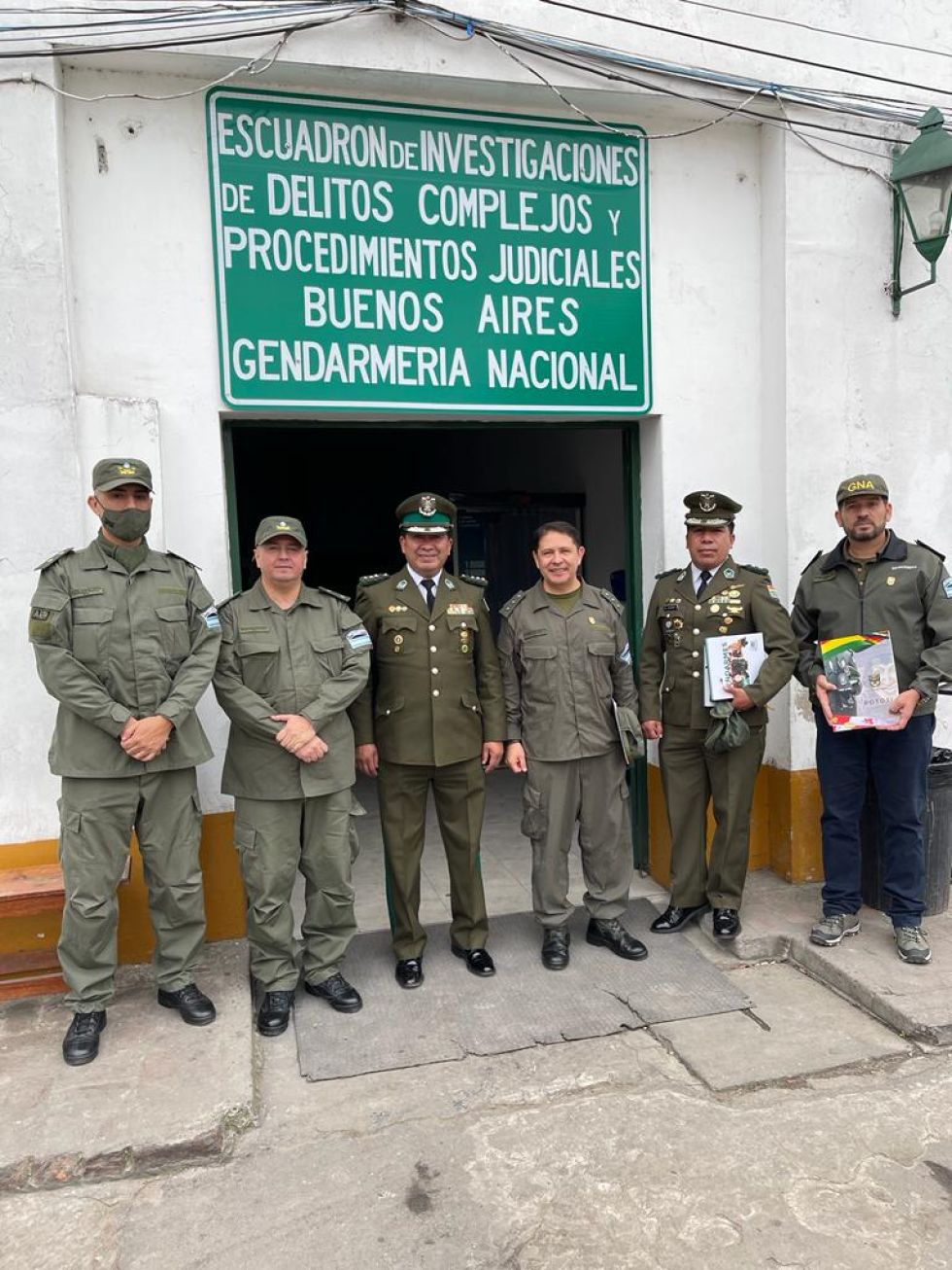 Posando en la puerta del escuadrón.